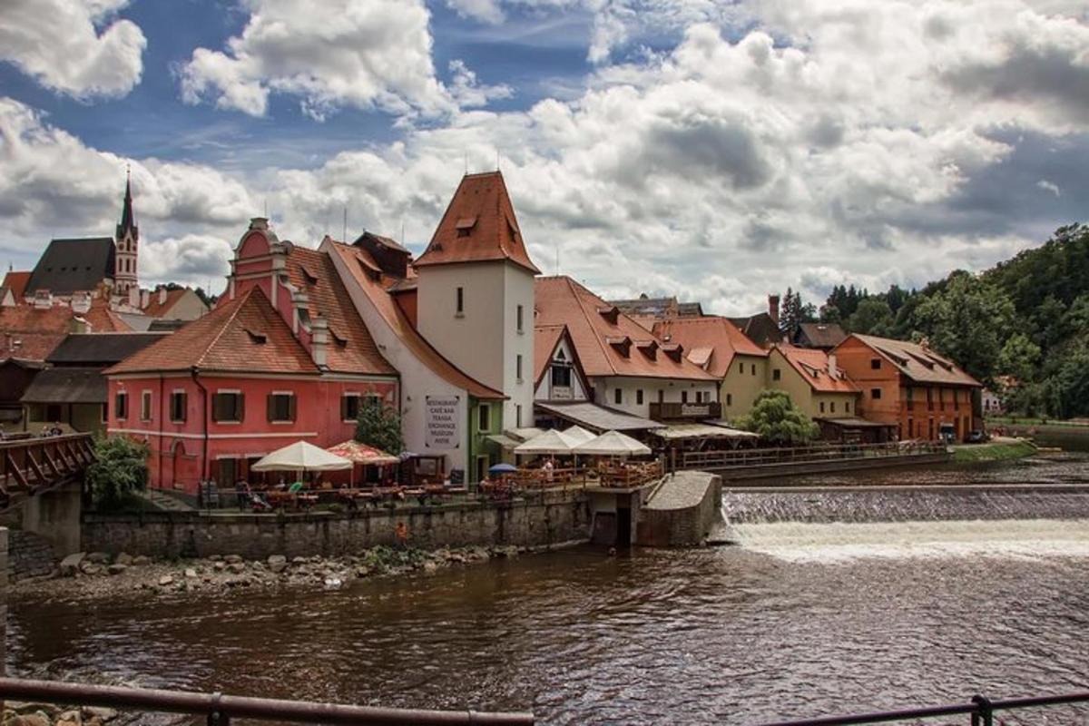 město u řeky s městem