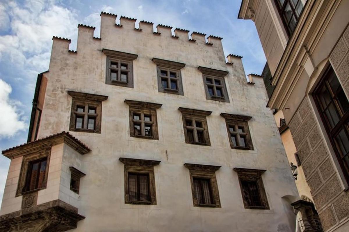 um prédio com muitas janelas na lateral