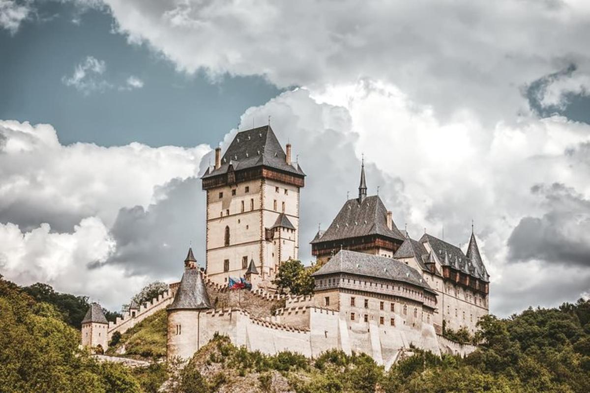 Un gran castillo situado en la cima de una colina