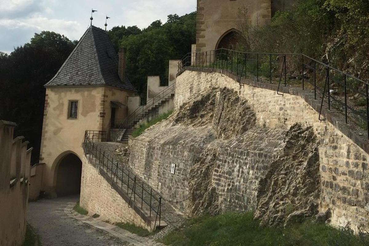 Un castillo con una escalera que conduce a un edificio.