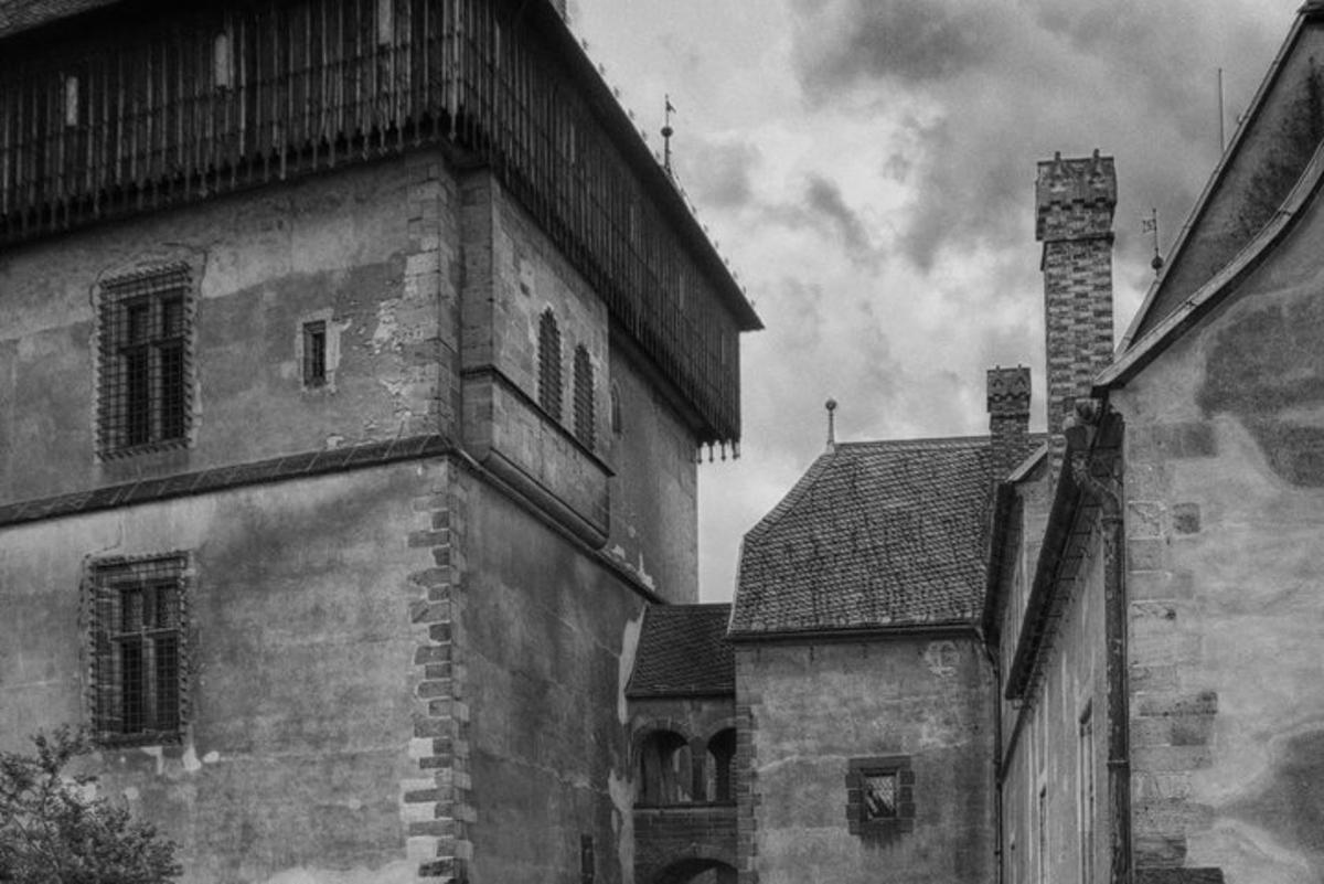 una fotografía en blanco y negro de un edificio antiguo