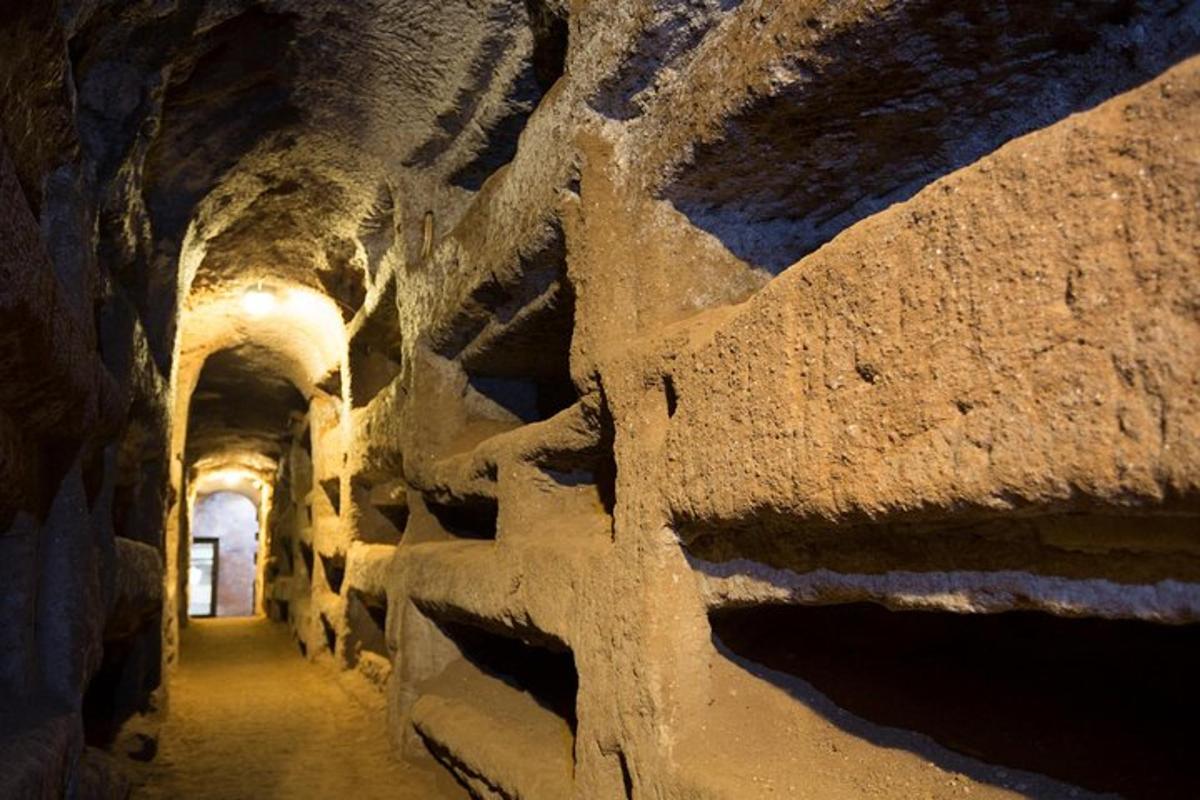 un túnel en una cova amb una paret de pedra