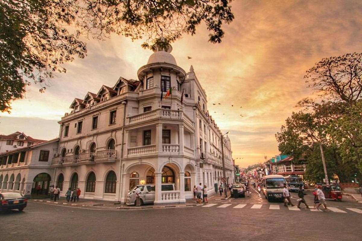 un gran edifici blanc en un carrer de la ciutat