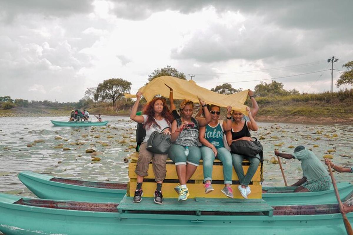 un gruppo di donne sedute su una barca in acqua