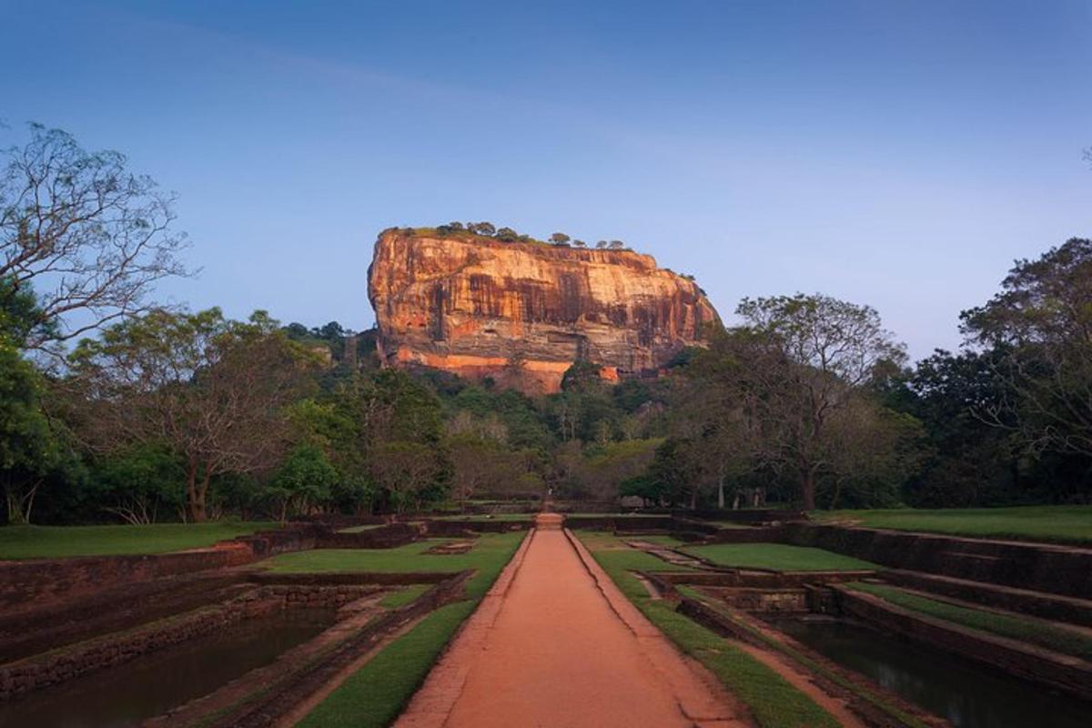 pemandangan gunung dengan jalan tanah