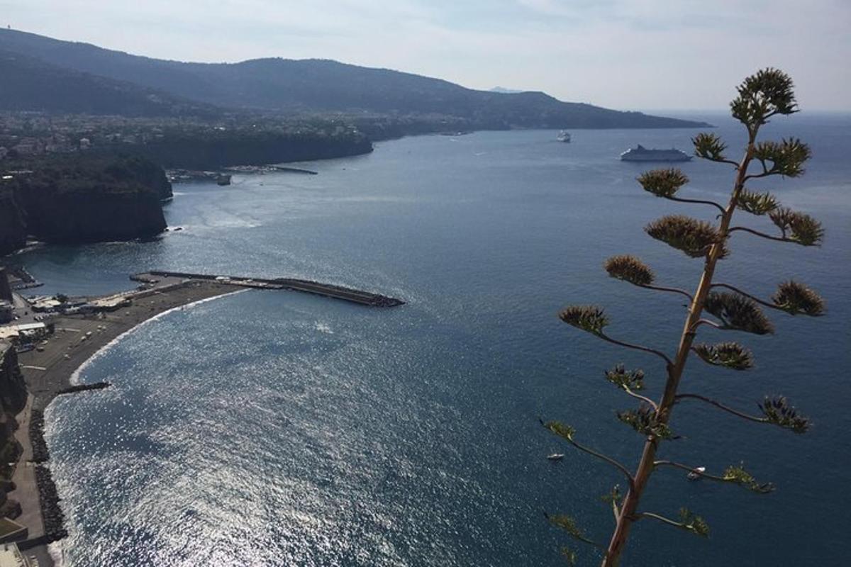 una vista aerea di un grande specchio d'acqua