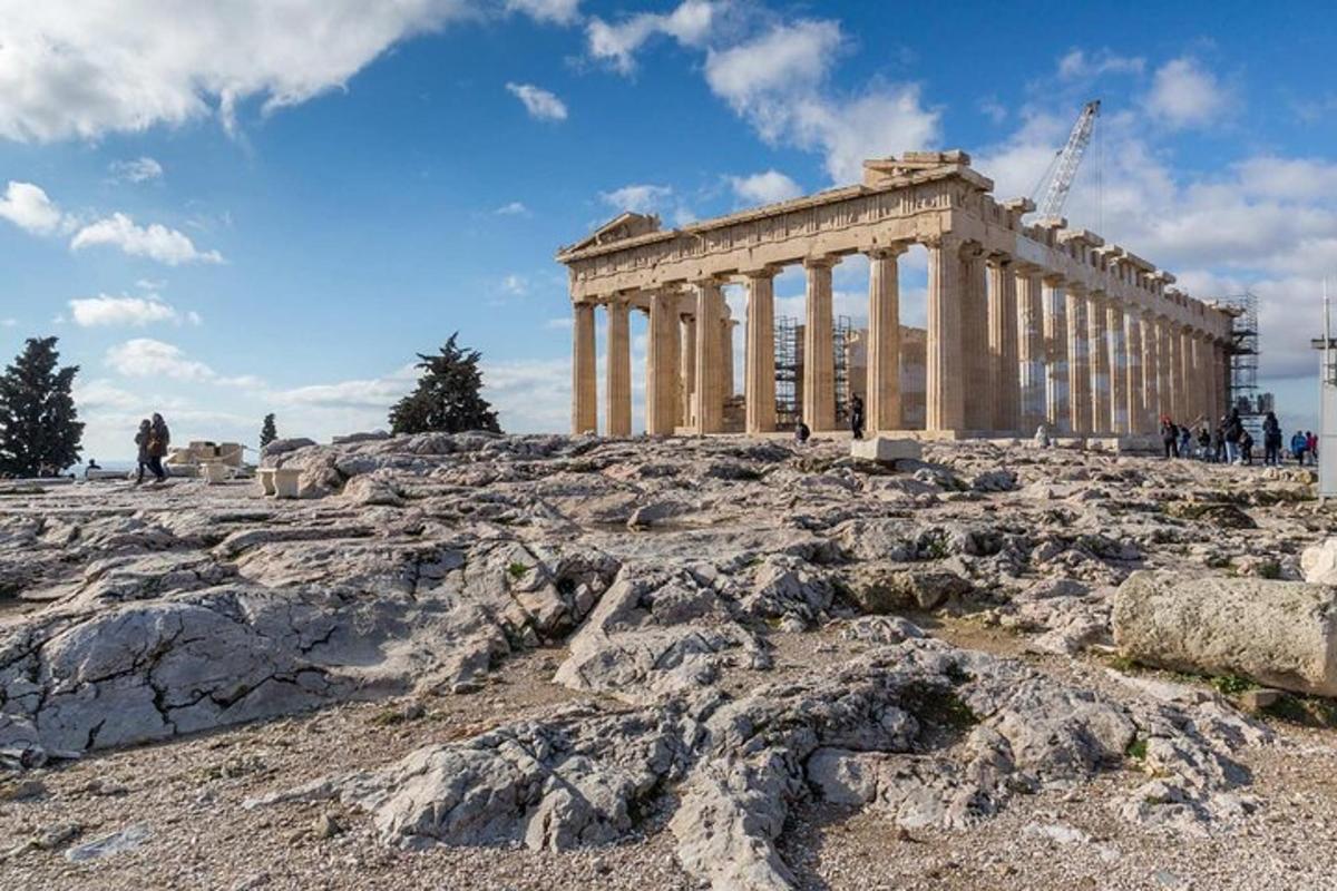 ένας ναός στην κορυφή ενός λόφου με βράχους