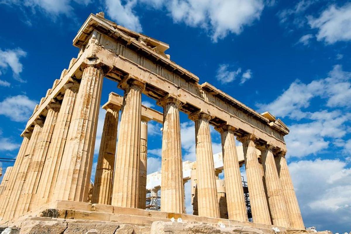 un antico edificio con colonne su un cielo azzurro