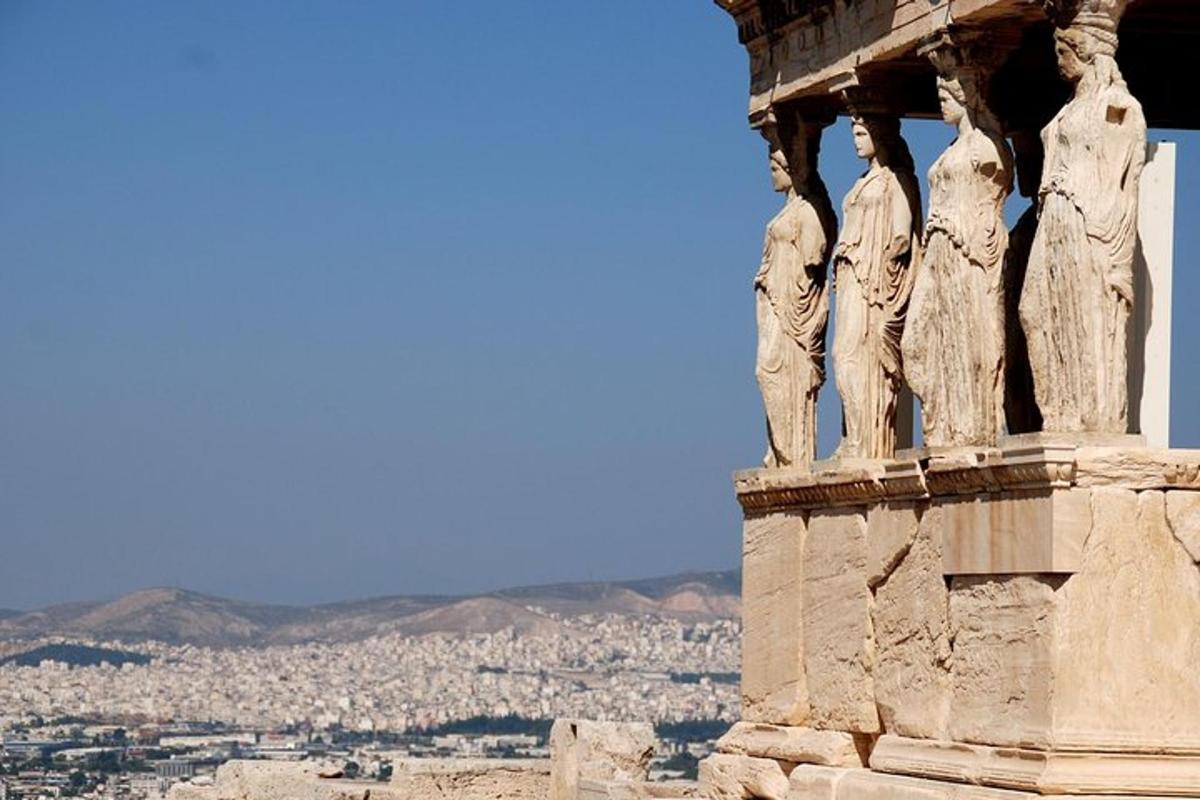 ένα άγαλμα ανθρώπων σε ένα κτίριο με μια πόλη στο φόντο