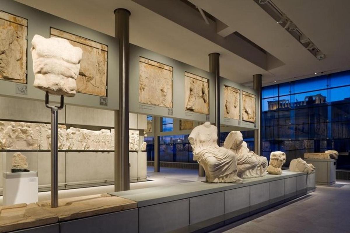 un museo con statue esposte in un edificio