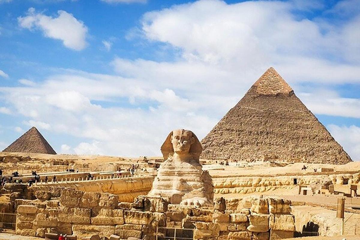 socha lva sedícího před pyramidami