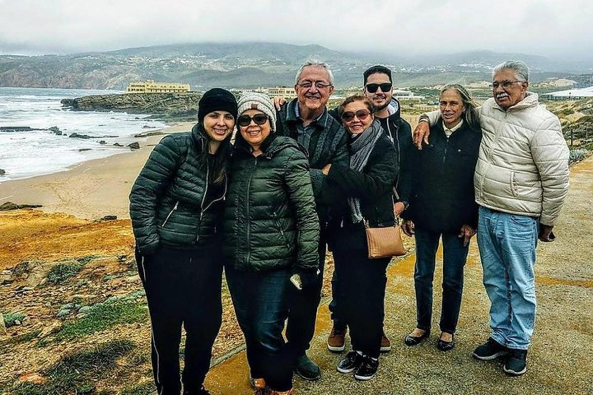 sekelompok orang berpose untuk foto di pantai