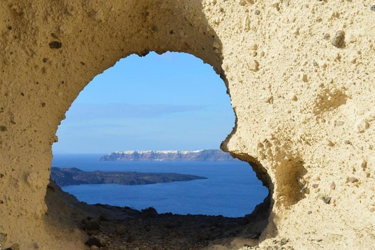 θέα στον ωκεανό μέσα από ένα πέτρινο παράθυρο