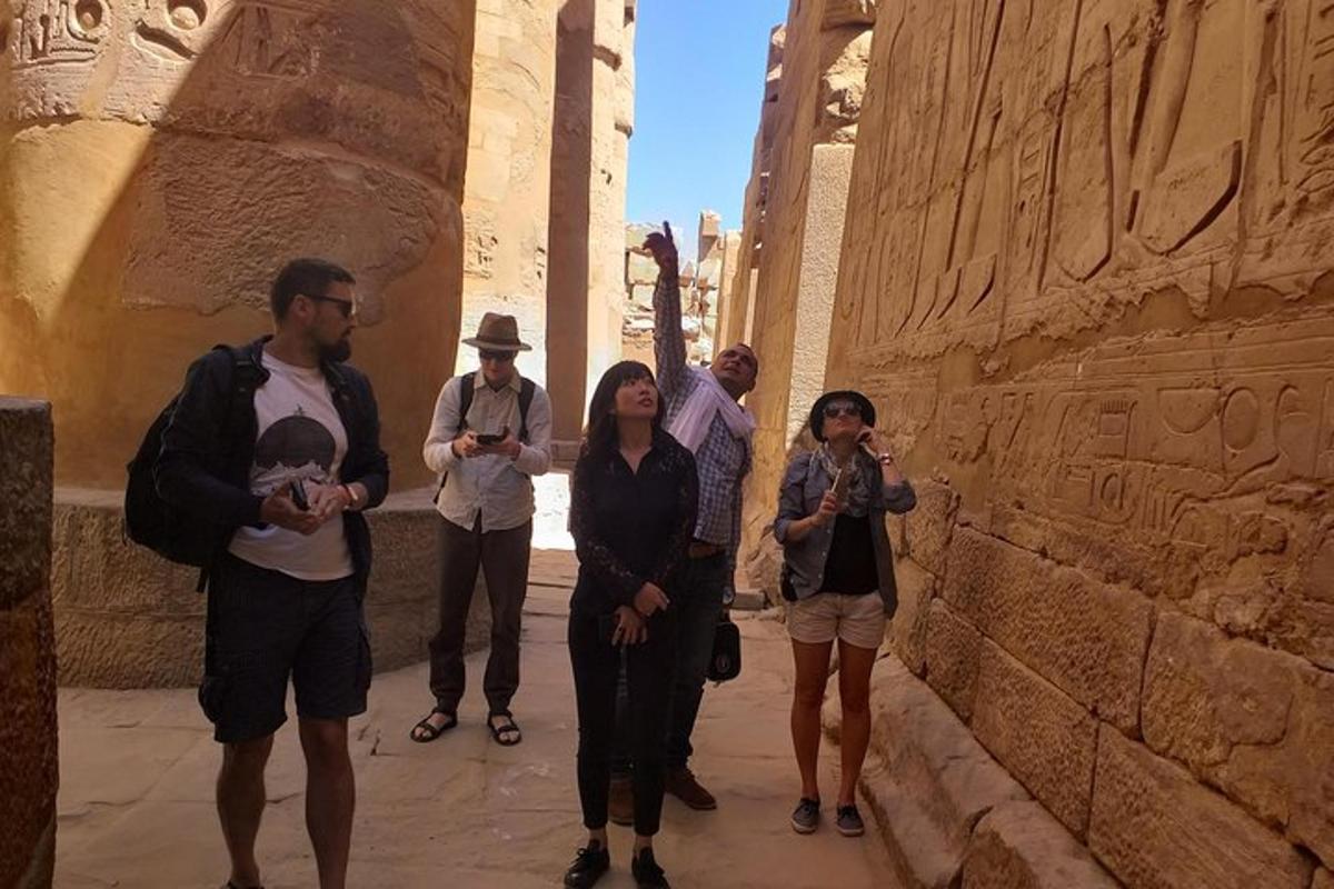un gruppo di persone in piedi accanto a un muro