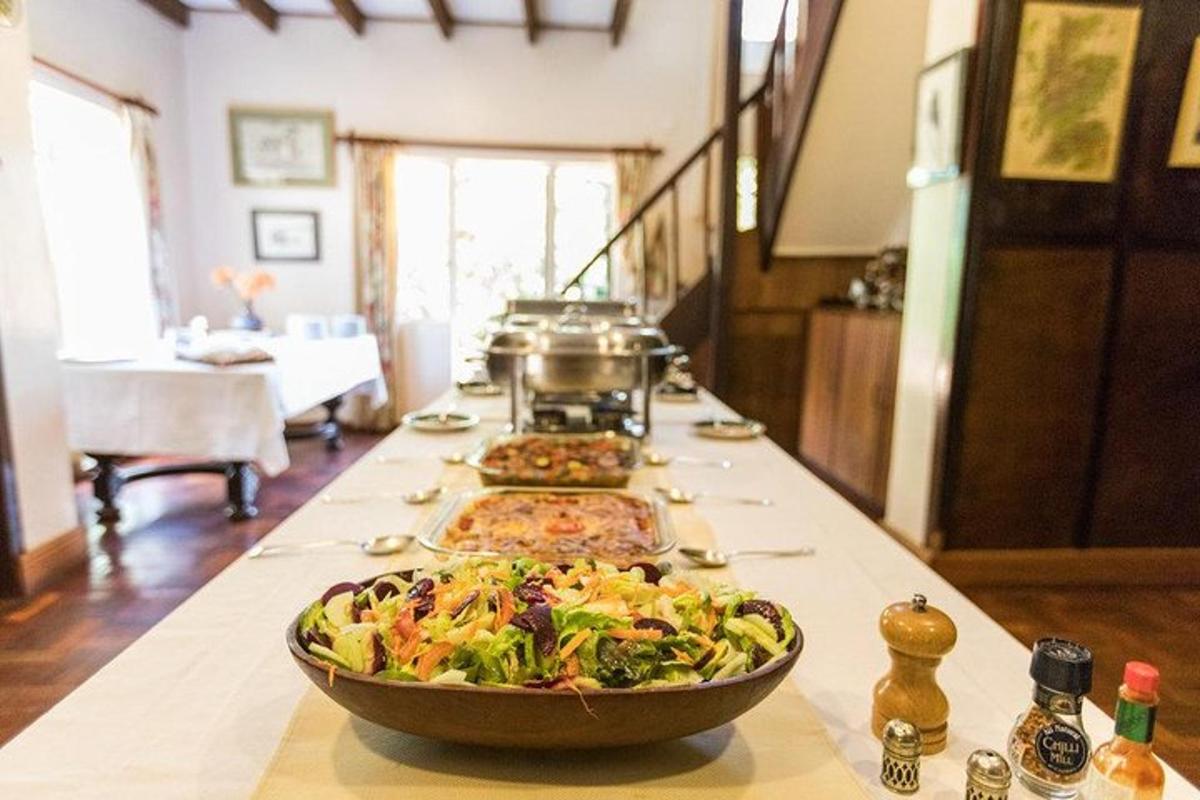 um bufê com uma tigela de comida sobre uma mesa