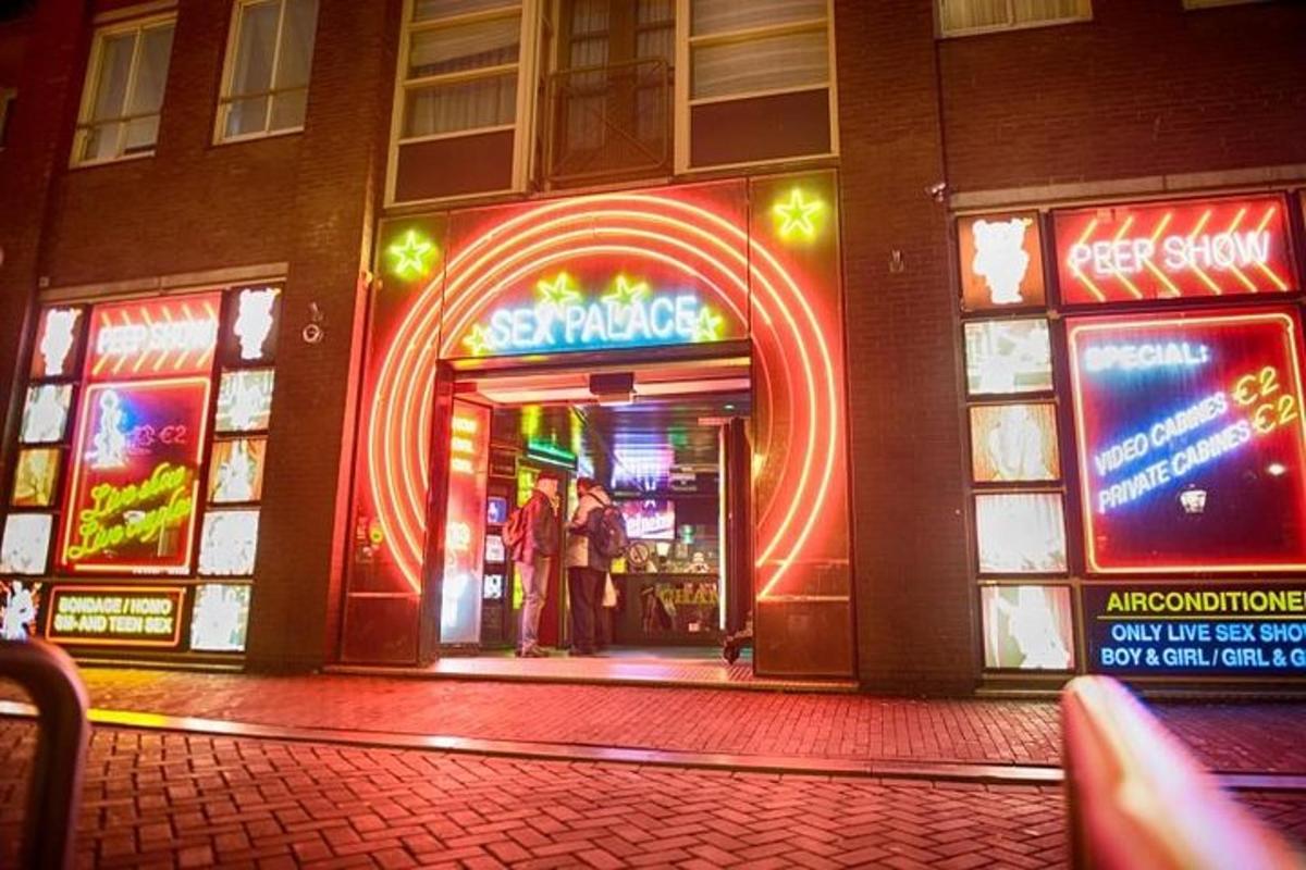 průčelí budovy s neonovými nápisy