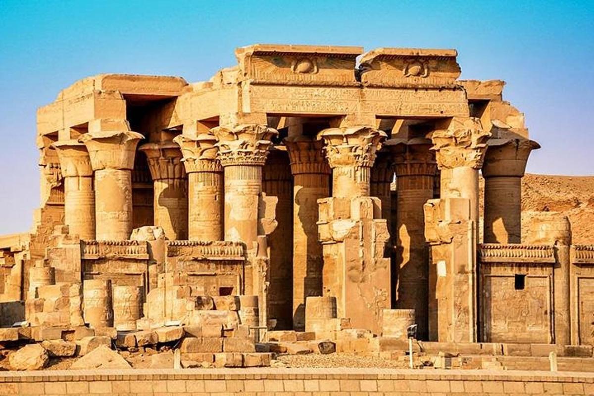un antico edificio con colonne nel deserto