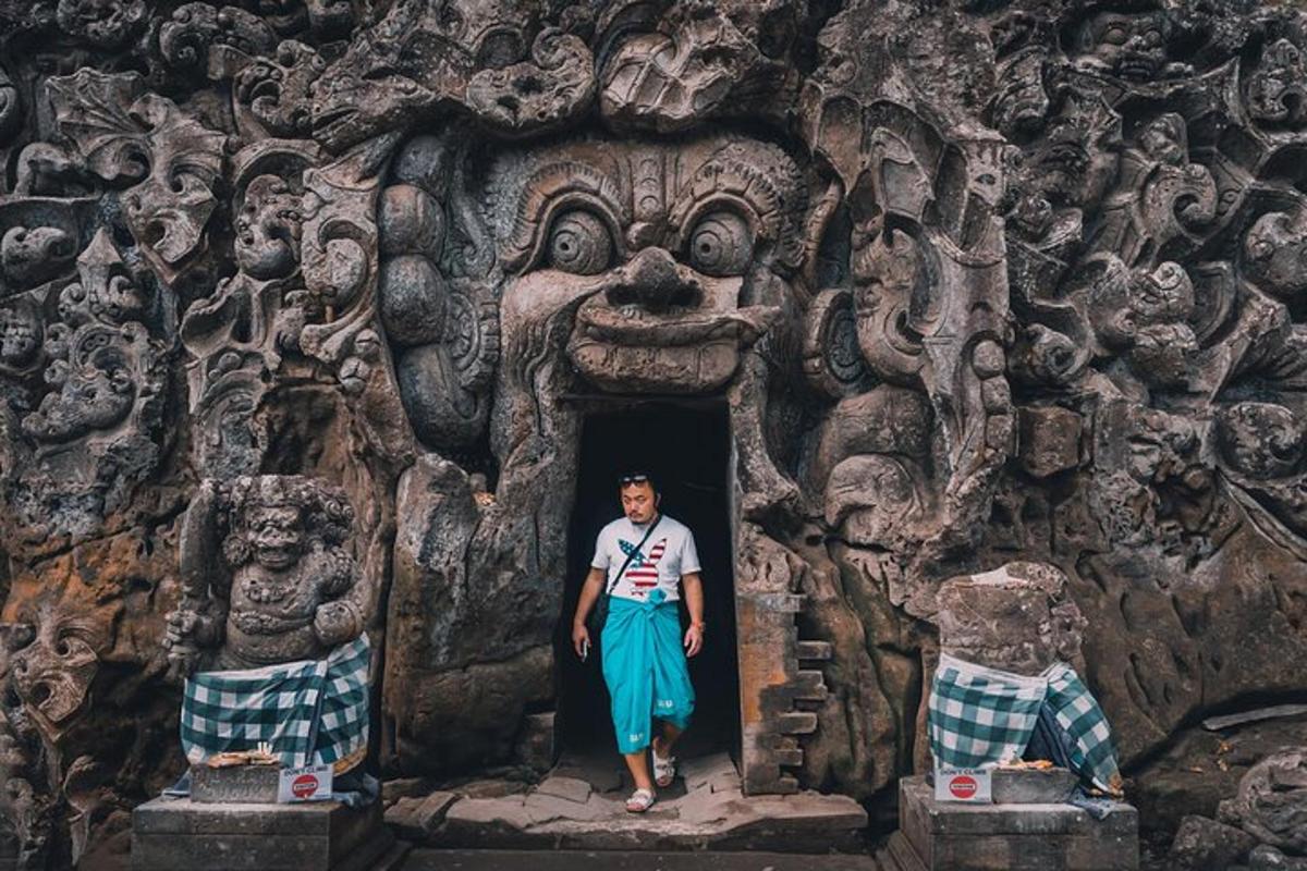 un home dret a la porta d'un temple