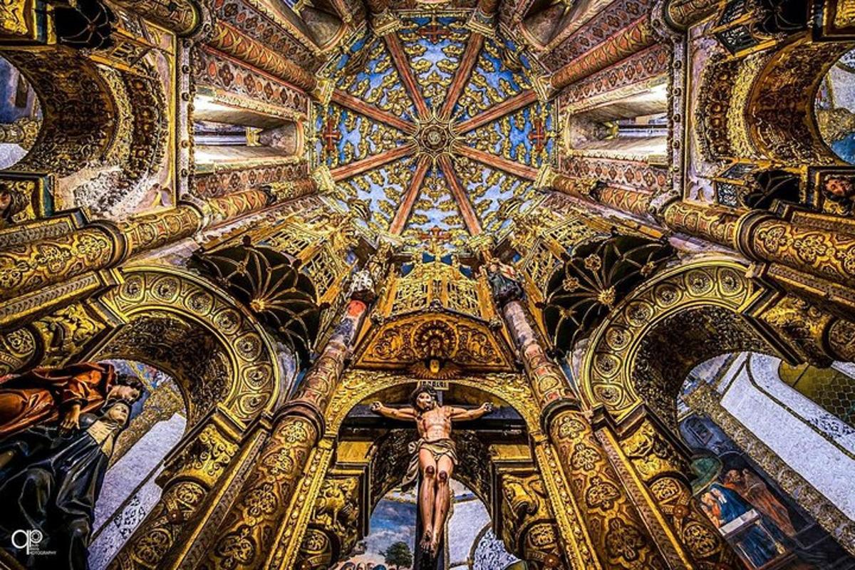 uma igreja com uma pintura de uma cruz no teto