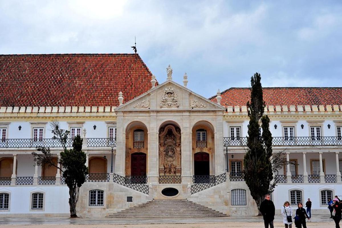 un grande edificio con una scala di fronte