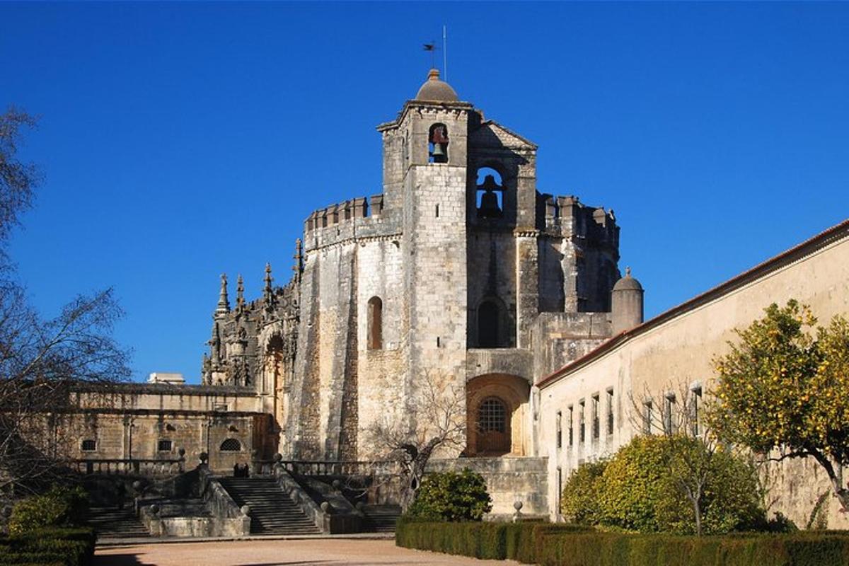 um prédio antigo com uma torre no topo