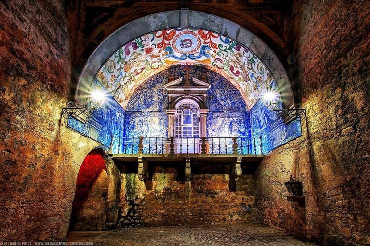 un edificio con soffitto a mosaico e balcone
