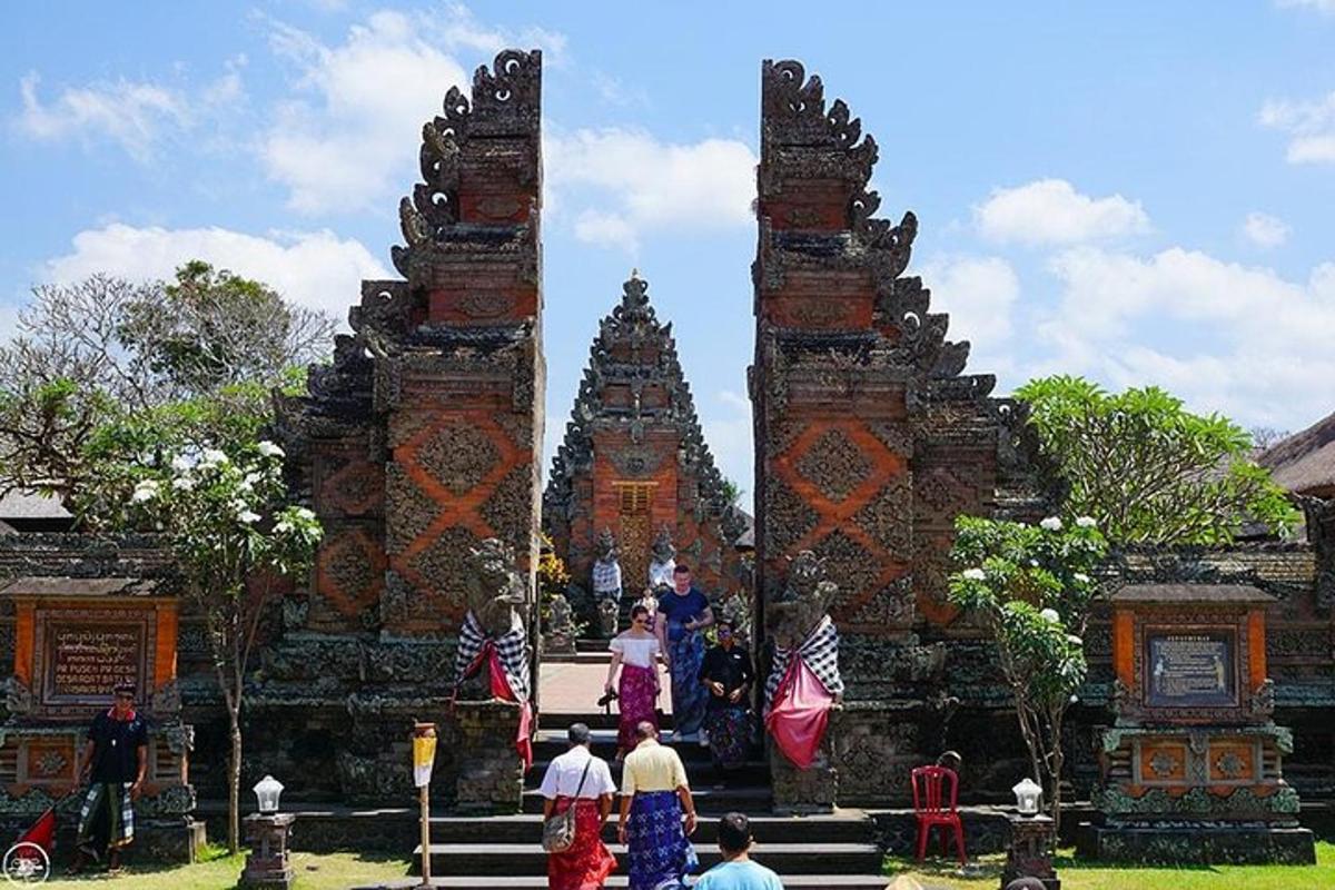 sekelompok orang berdiri di depan kuil