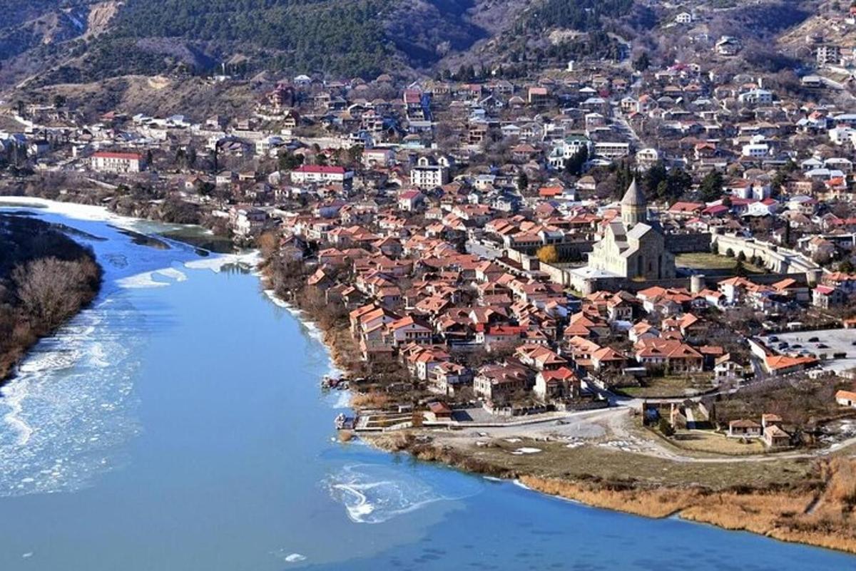 une vue aérienne d'une ville au bord d'une rivière