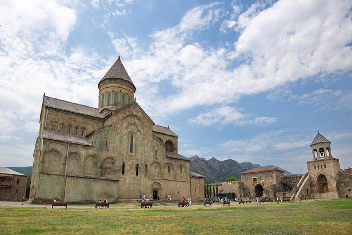 un vieux bâtiment avec une tour et une église