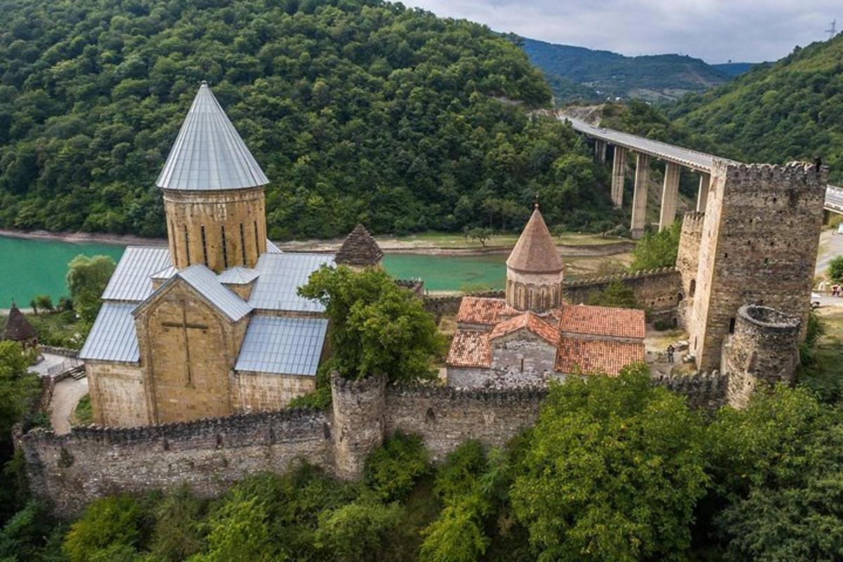 un vieux château avec un pont en arrière-plan