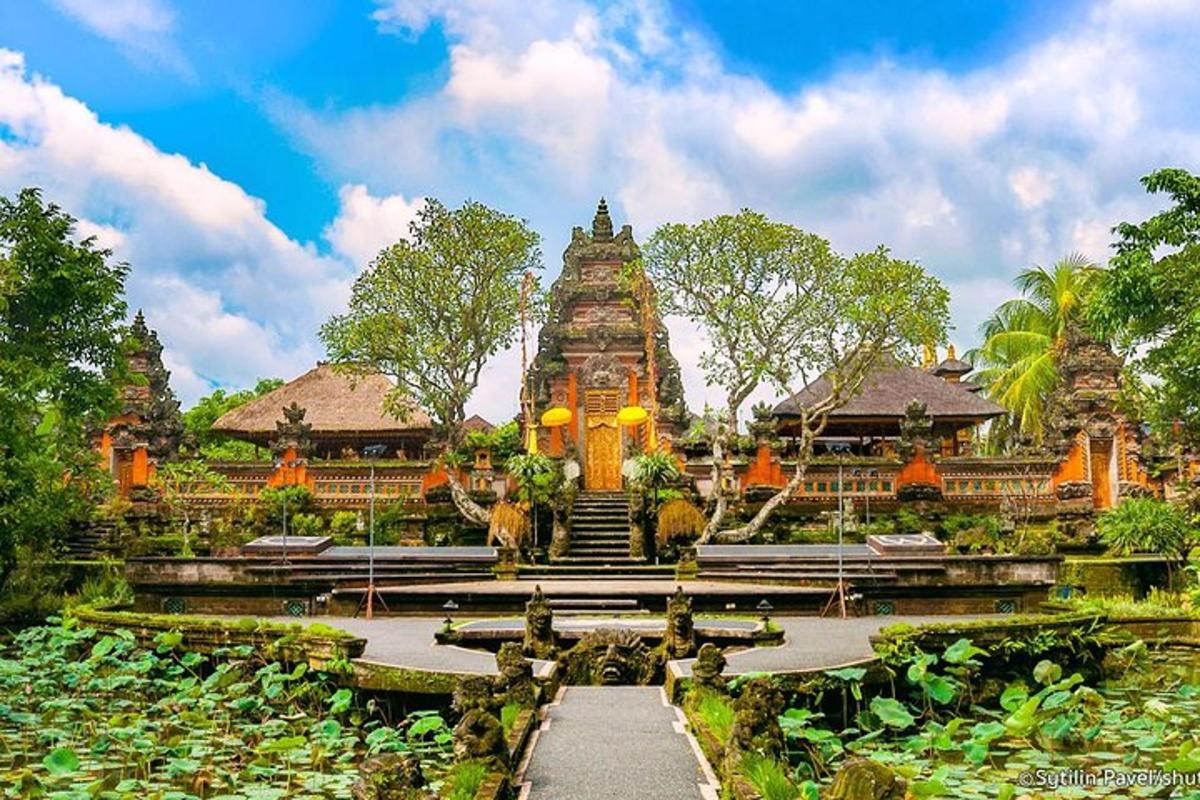 pagoda priešais pastatą su medžiais