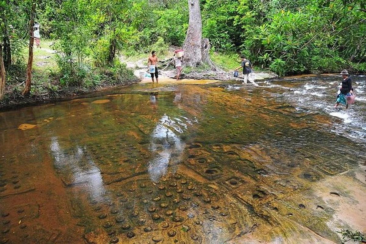 sekelompok orang yang berdiri di sungai