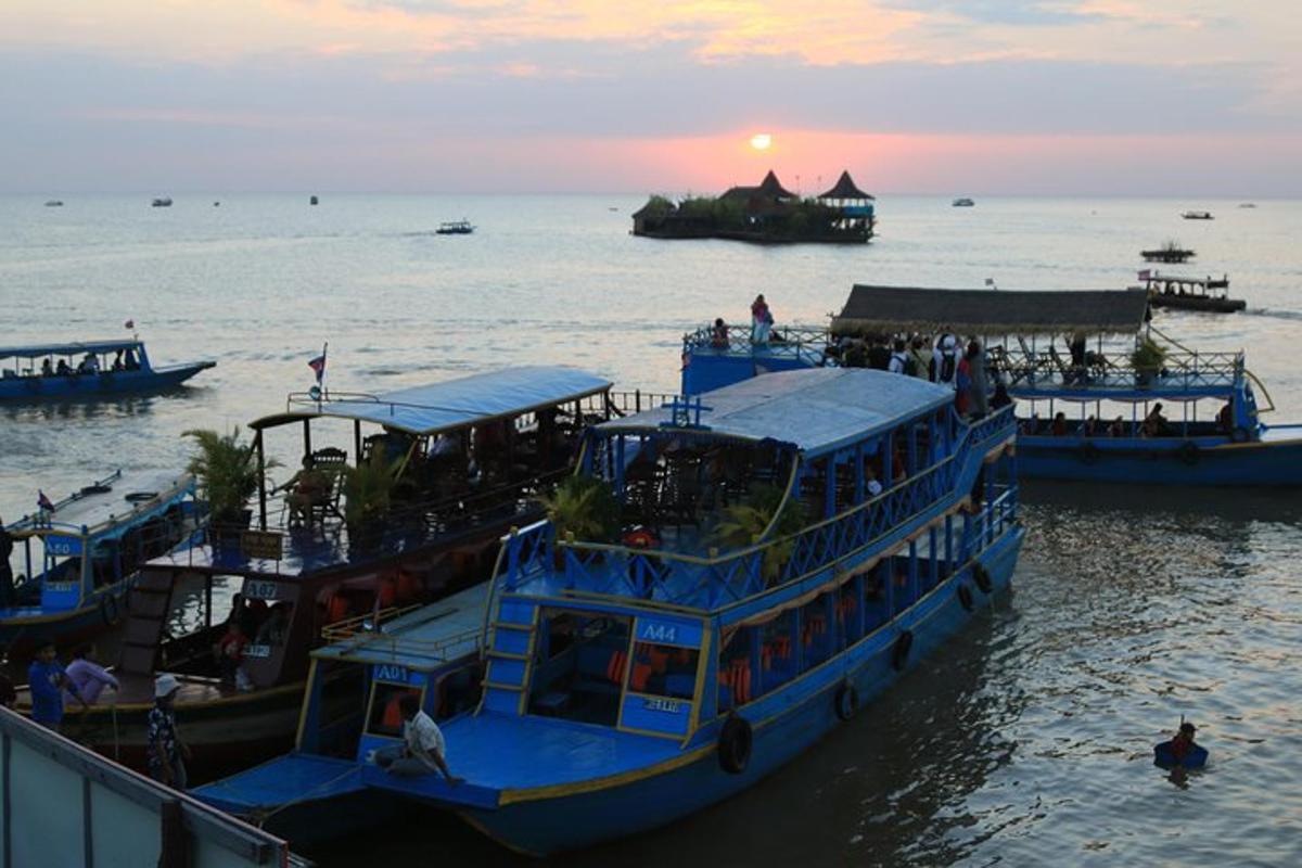um grupo de barcos na água em uma doca