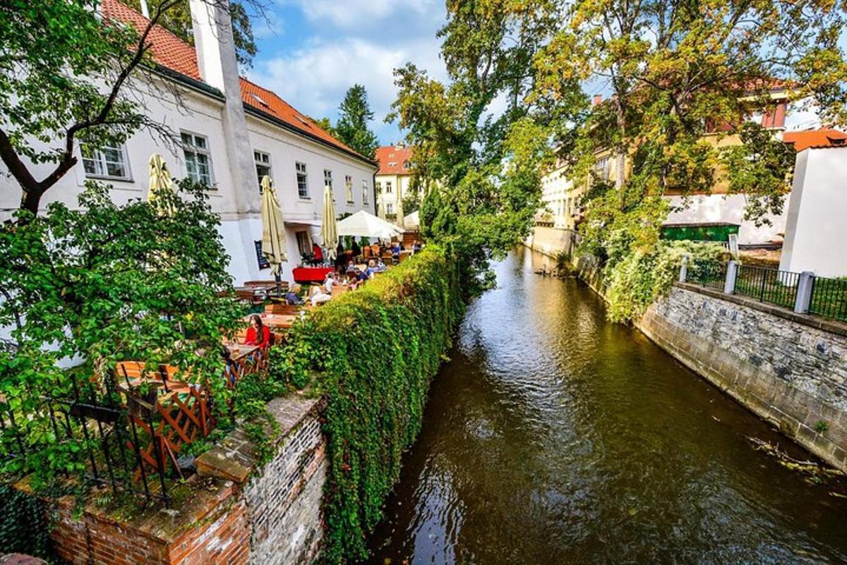 un canale in una città con edifici accanto a un fiume