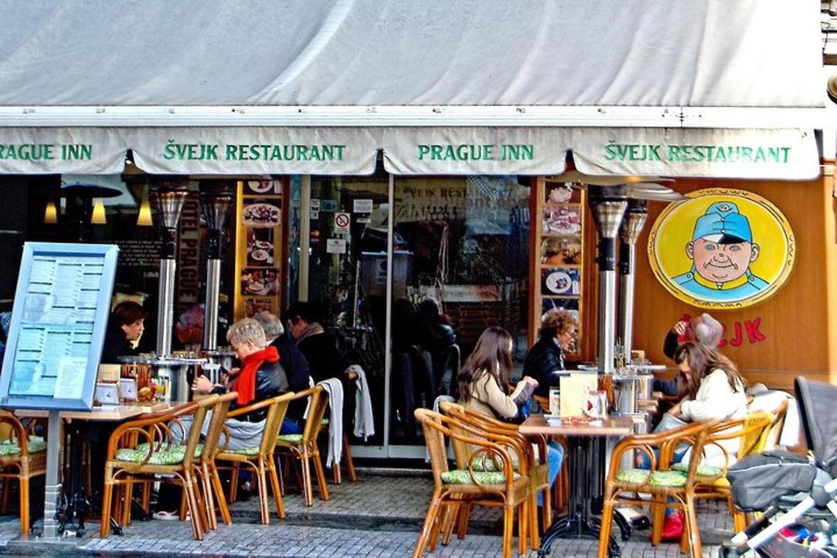 sekumpulan orang yang duduk di meja di luar restoran