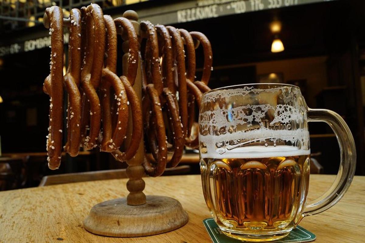 kruus õlut ja riiul hot doge