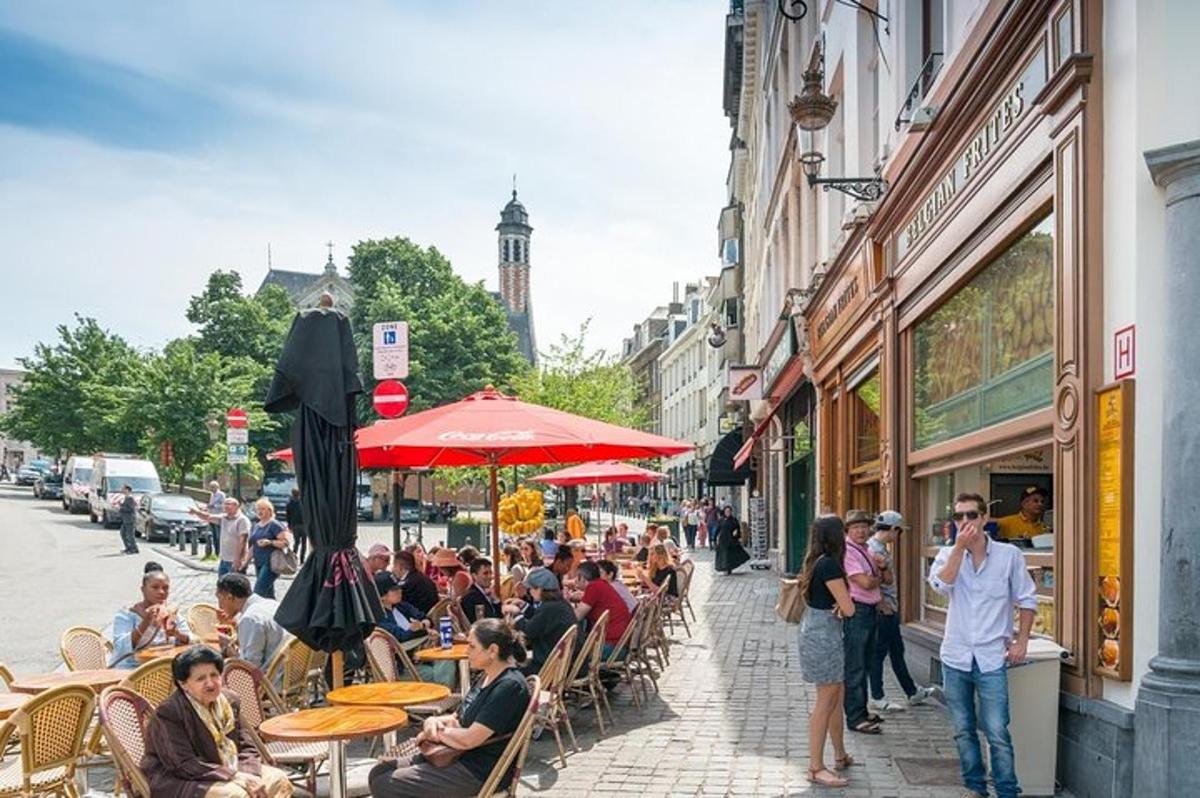 grupp inimesi, kes istuvad linnatänaval laudade taga