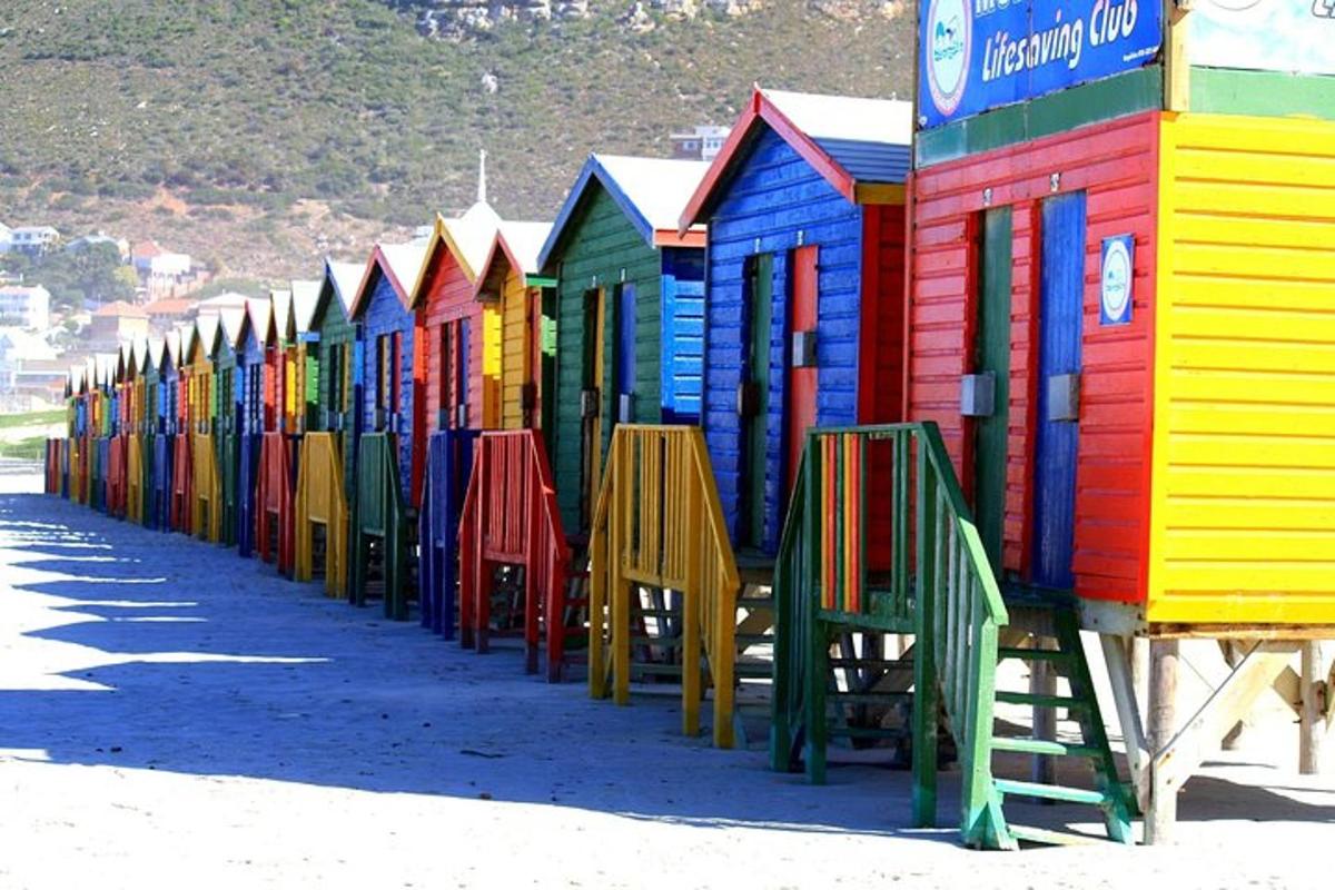 una fila di cabine colorate sulla spiaggia