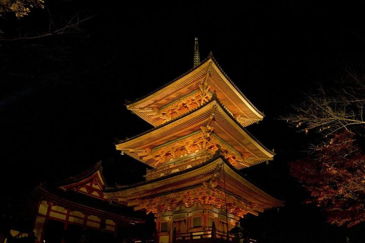 una grande torre con luci di notte