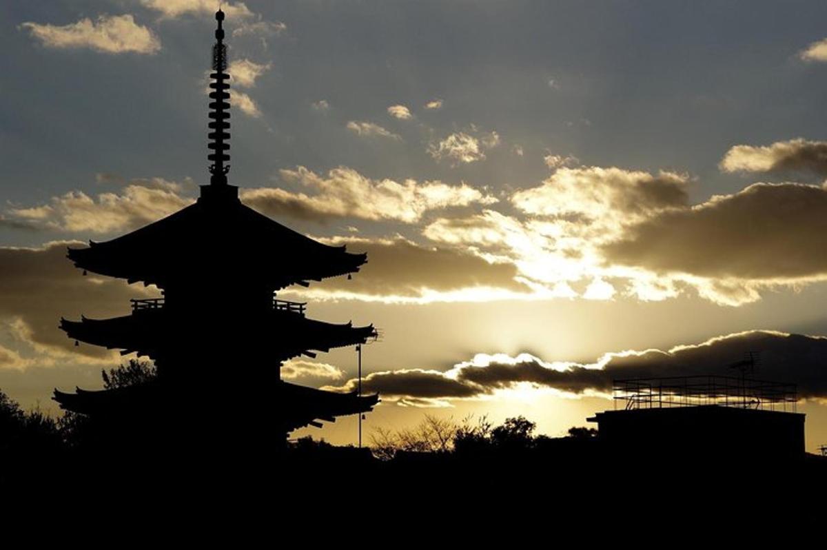 la sagoma di una pagoda davanti al tramonto