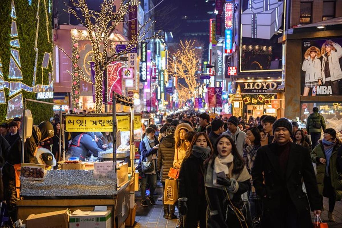 夜に通りを歩く人々の群れ