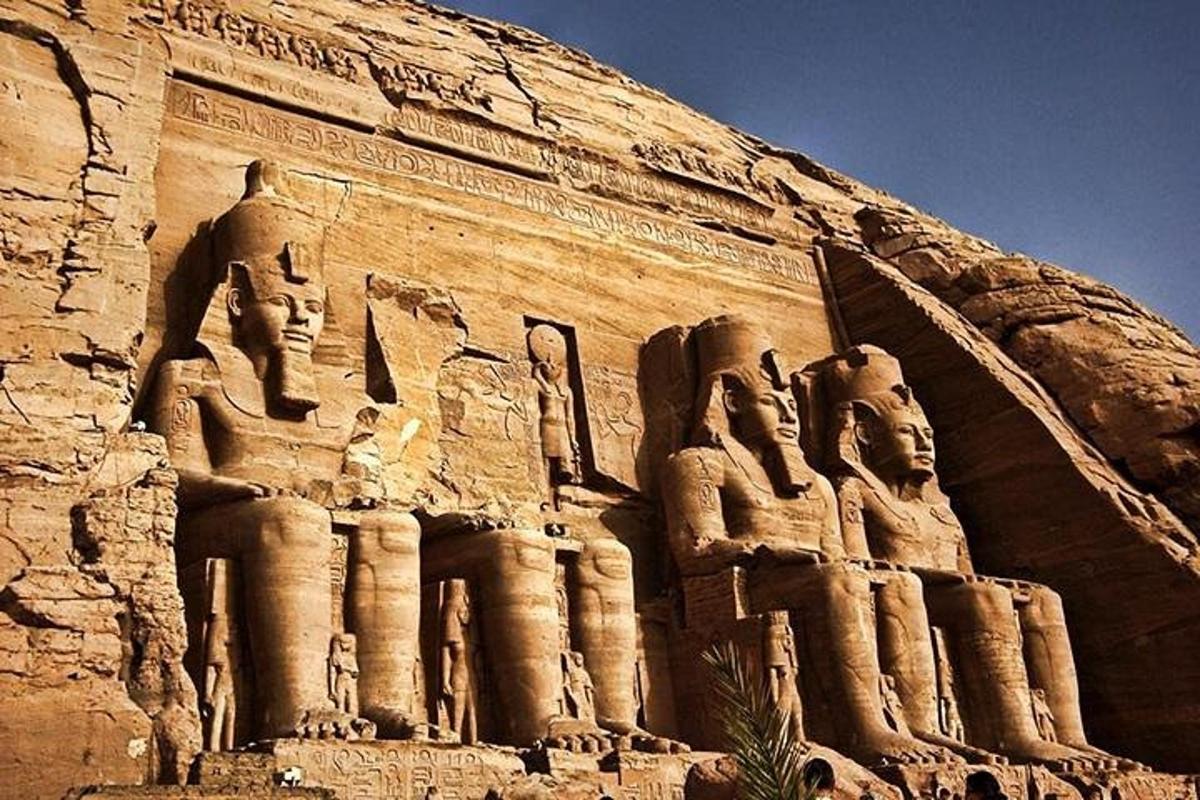 um edifício de pedra com estátuas ao lado