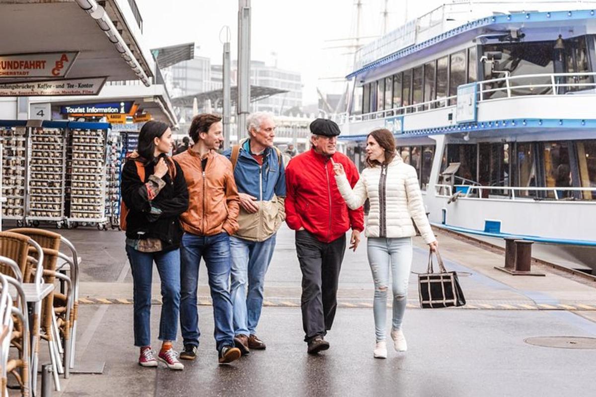 un gruppo di persone che camminano lungo una strada