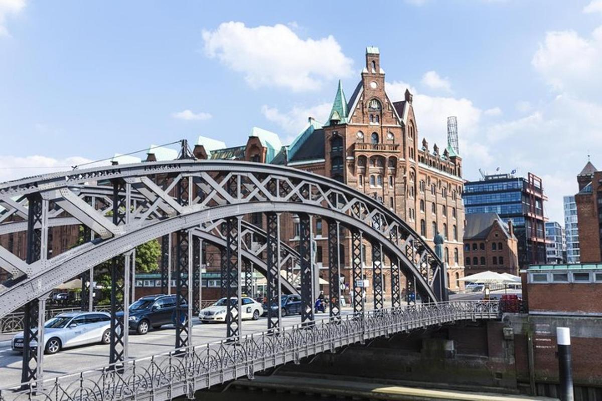 een metalen brug over een rivier in een stad