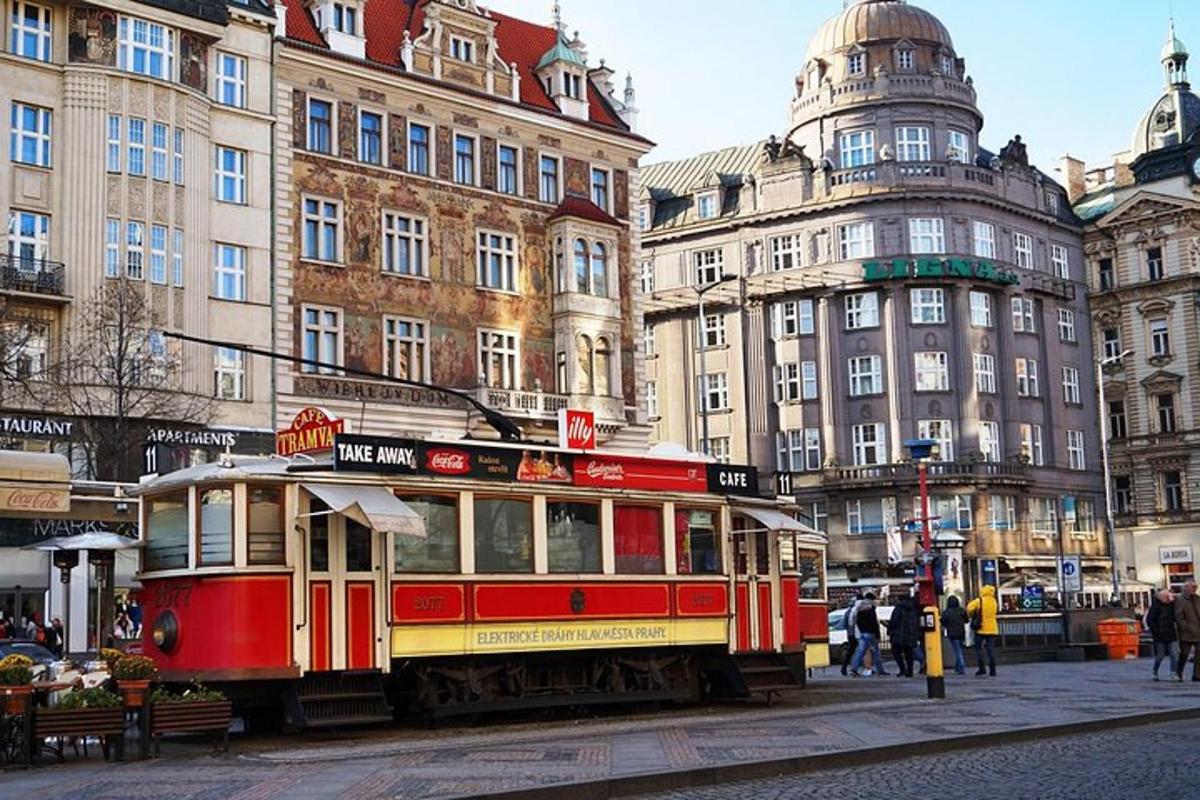 punane tramm linnatänaval, kus on hooneid