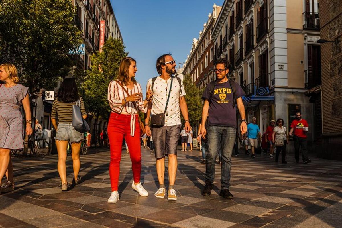 um grupo de pessoas caminhando por uma rua