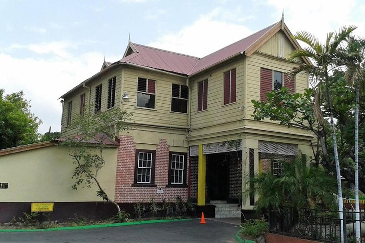 isang lumang bahay na may