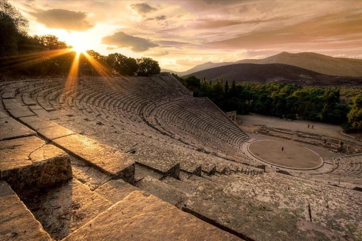 un anfiteatro con il tramonto sullo sfondo