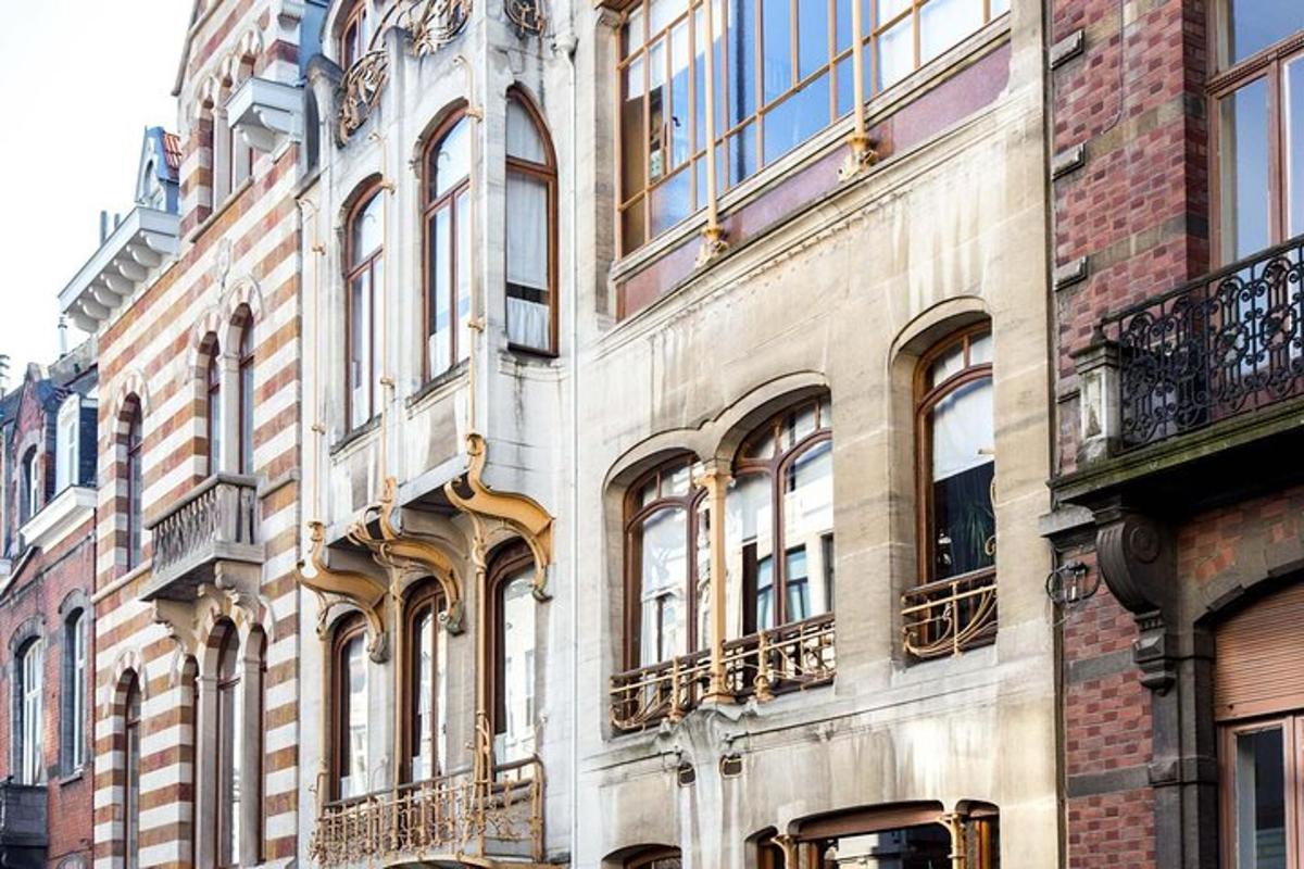 Un edificio alto con balcones a los lados.