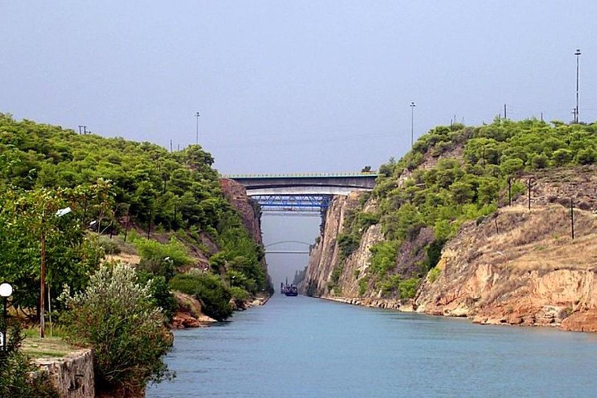 un ponte sopra un fiume vicino a una montagna